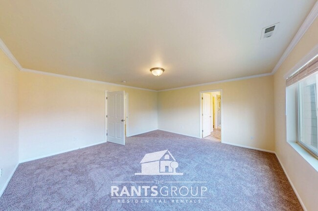 Building Photo - 5-Bedroom Home in Eagle Court with Easy I-...