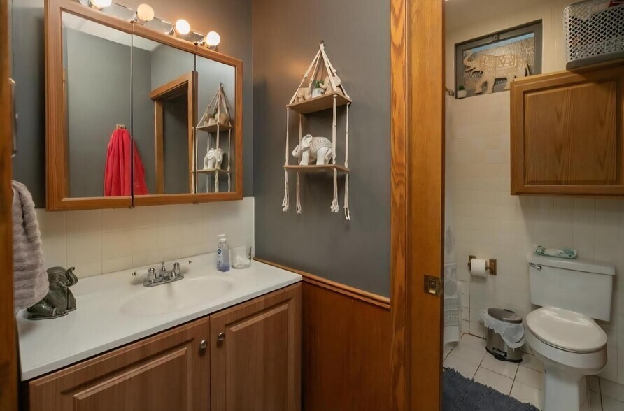 Building Photo - 611 4th Ave NW