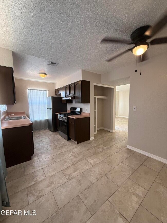 Building Photo - 955 Versailles Dr