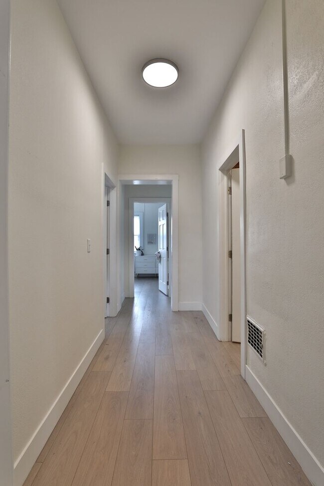 Building Photo - 205 E 14th Ave