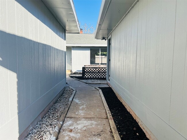 Building Photo - 13114 Benford Dr