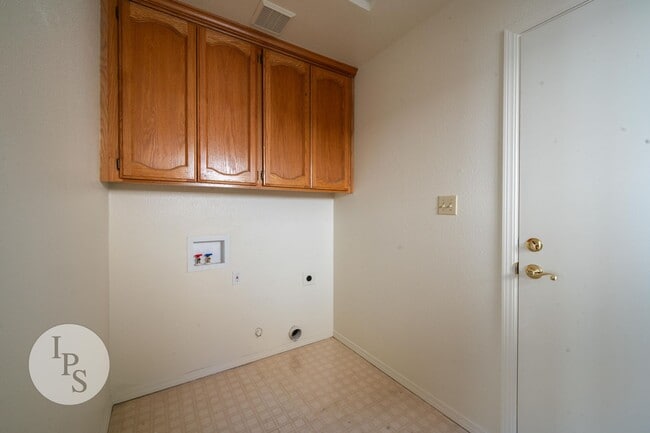 Building Photo - North West Fresno Home, 3BR/2BA, 1878sf, NEW CARPET - Lots of Amenities!