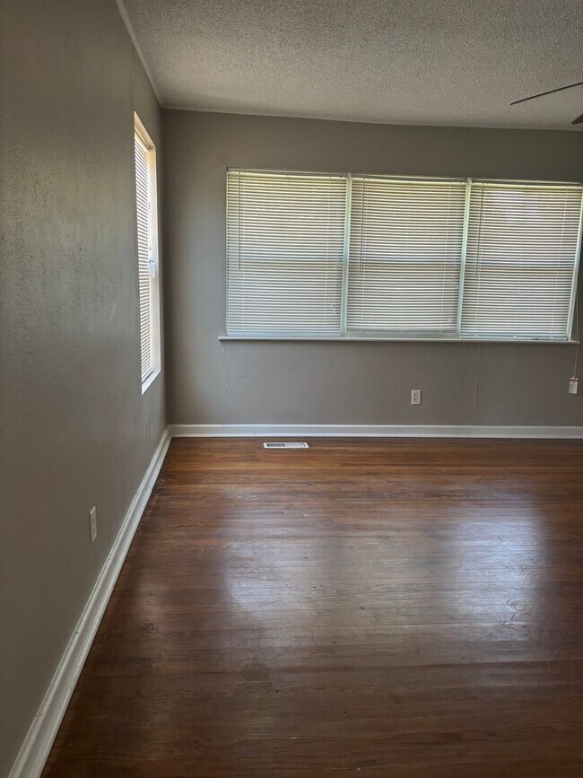Building Photo - Centrally located 3/2 house