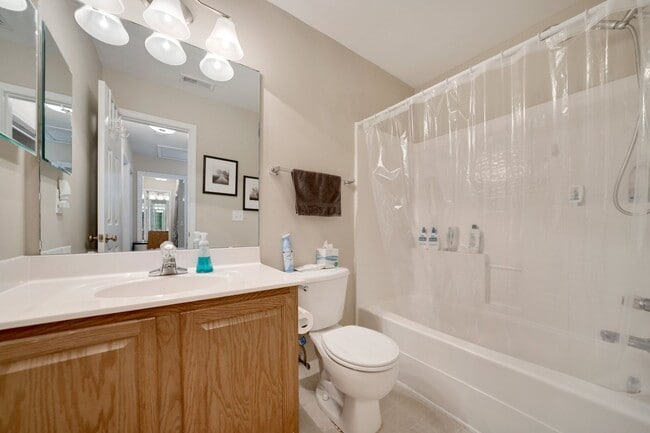 Building Photo - 3 bedroom home with large, fenced backyard convenient to RTP!