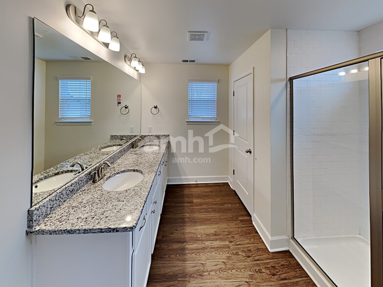 Building Photo - 4261 Longfellow Dr