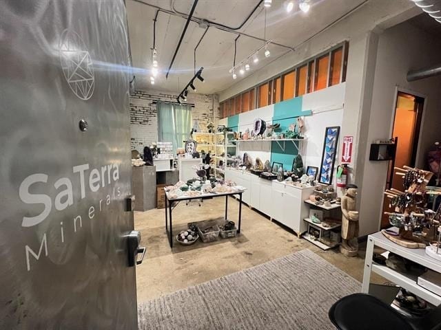 Building Photo - 190 Christopher Columbus Dr