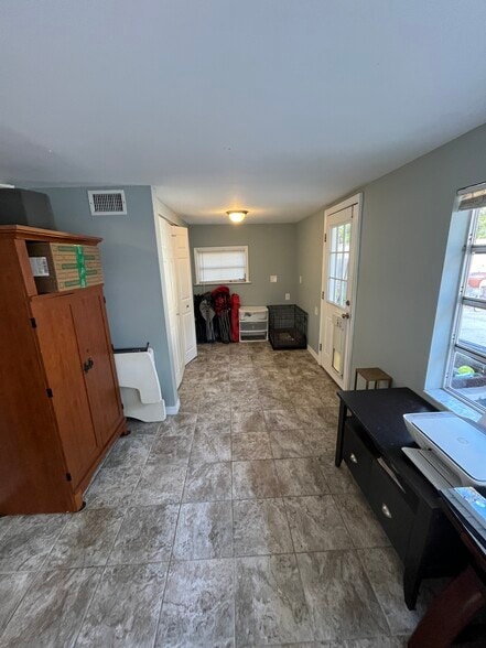 Sunroom back entrance - 1833 Lombardy Dr