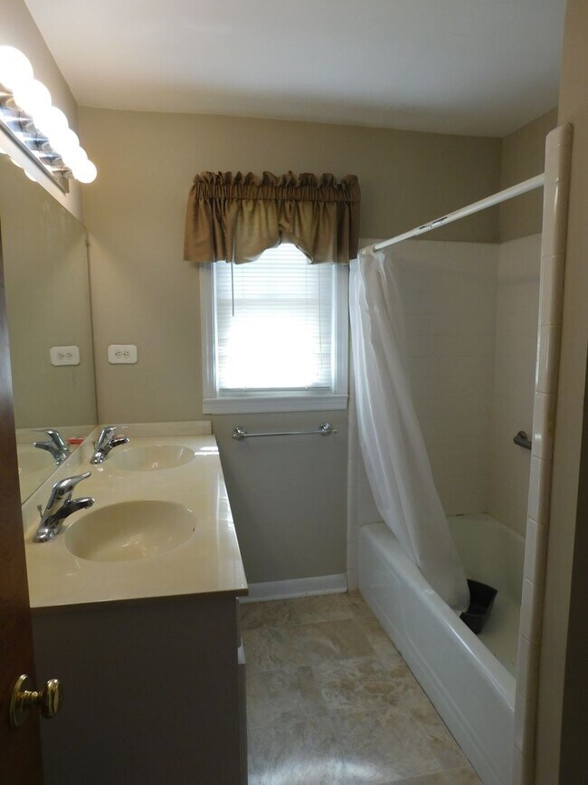 Building Photo - 509 W Wilson Creek Dr