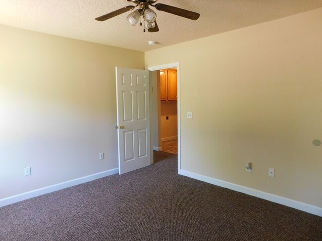 Building Photo - Cozy Home