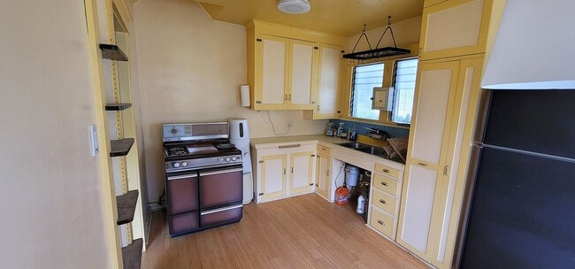 Building Photo - Glendale Awaits You