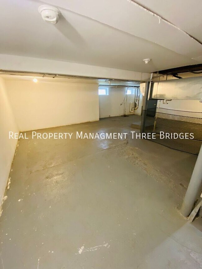 Building Photo - 1293 Purcell Ave