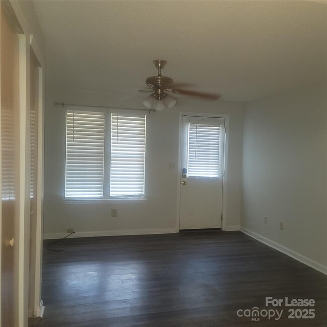 Building Photo - 2830 Hosta Dr