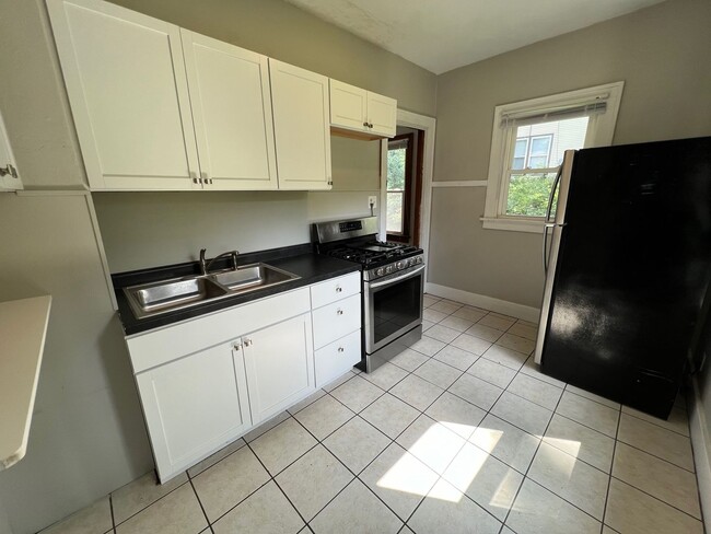 Building Photo - 4 Bedroom House Near Campus