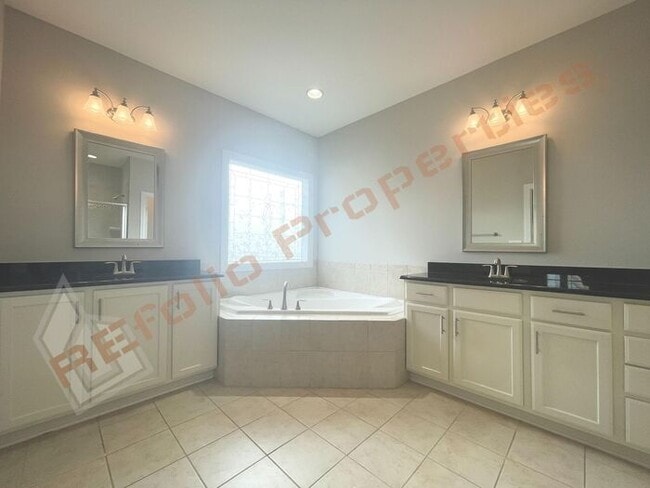 Building Photo - Lovely & Spacious 3 Bedroom, 2.5 Bathroom ...