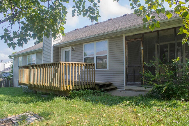 Building Photo - 4708 Manhasset Dr