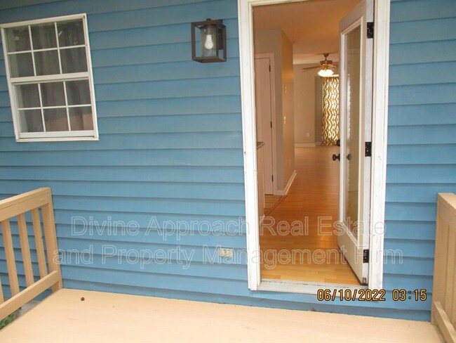 Building Photo - 830 Jamestown Manor Park