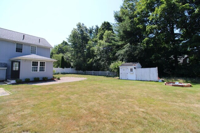 Building Photo - 4 Robin Ln