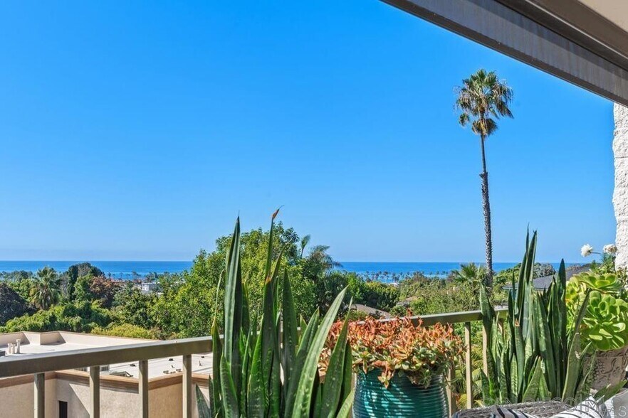 Building Photo - 2500 Torrey Pines Rd