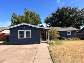 Building Photo - Beautiful, Spacious 4 Bedroom Close to Texas Tech.