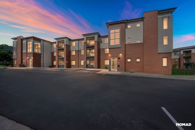 Building Photo - Charming 2BR-2BA Condo in Aurora Town Center