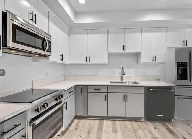 Building Photo - 4643 1/2 W. 18th