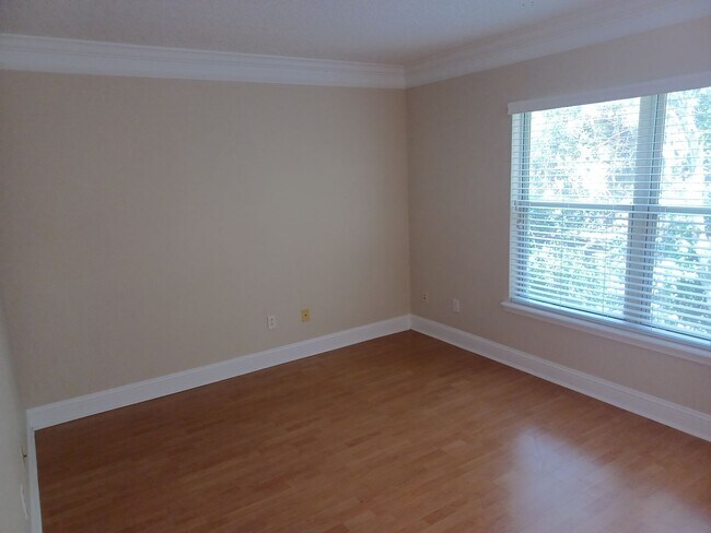 Building Photo - Gorgeous 3 BR 2 BA Lake View Rental