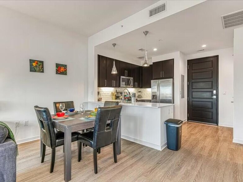 Building Photo - 2121 Holcombe Blvd