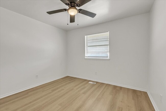 Building Photo - 9800 Willow Wind Dr