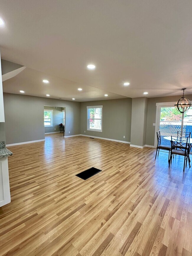 Building Photo - Beautiful 3 bedroom 3 bath Two Story House