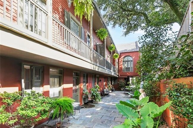 Building Photo - 931 Royal St