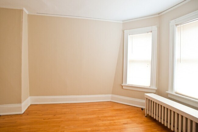 Building Photo - 2216 E Ivanhoe Pl