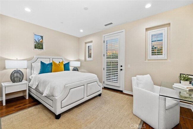 Building Photo - 33 Tall Hedge