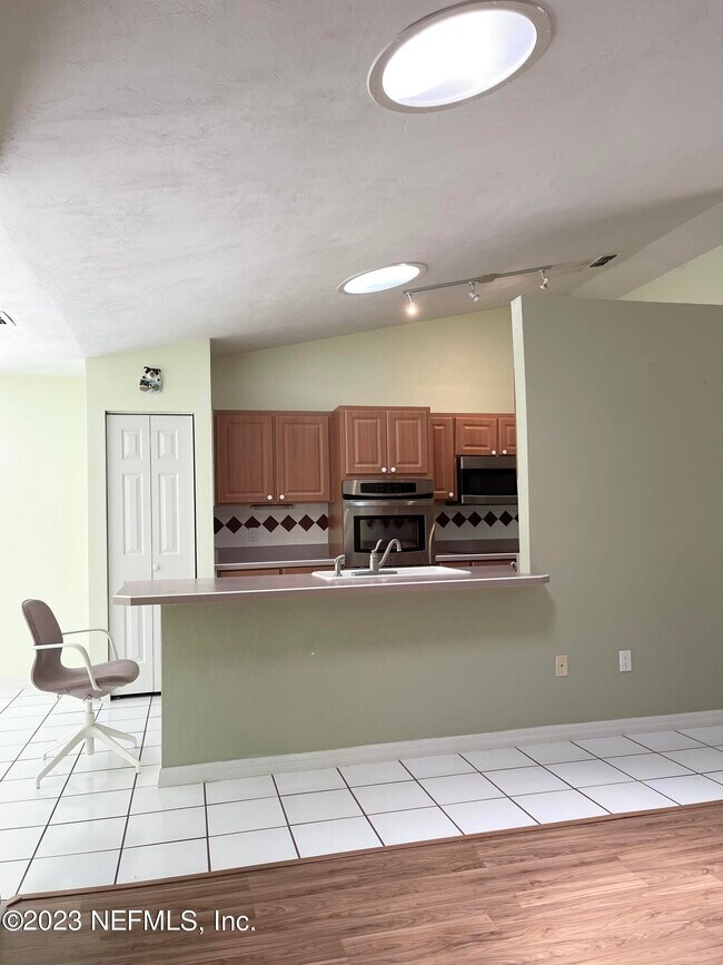 Building Photo - 26 Woodbury Dr