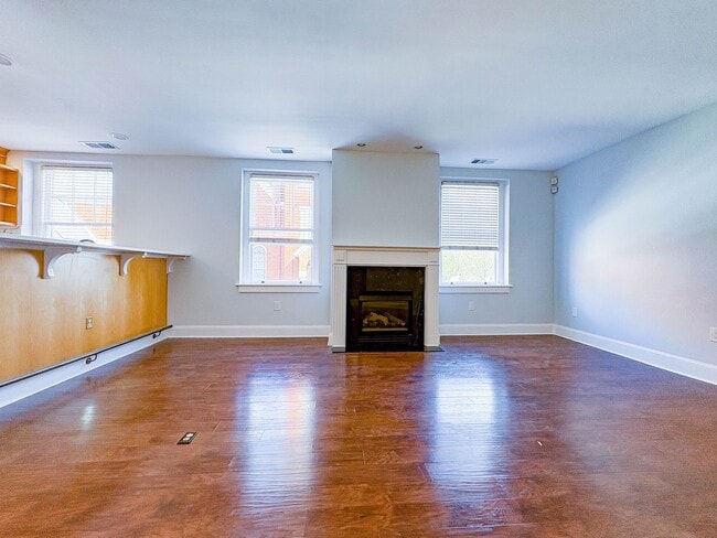Building Photo - Downtown Living! 2 Bedroom 2 Bath Apartment (No Pets)