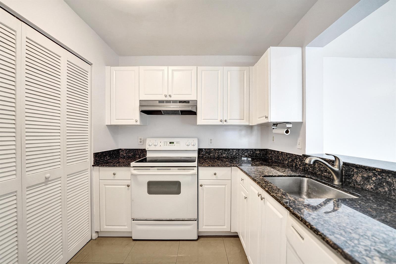 Building Photo - 1450 SE 3rd Ave