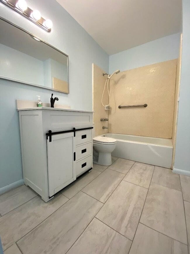 Building Photo - Hawaii Kai - The COLONY MARINA:  Lovely townhouse with spacious 4 bedrooms, 3 bath, 2 covered par...