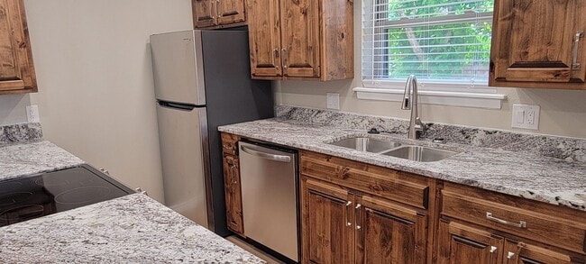 Building Photo - UPDATED COLONIAL PARK CONDO