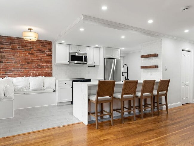 Building Photo - "Charming 2-Bedroom Retreat in the Heart of Boston's Vibrant North End"