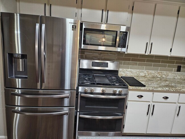 Building Photo - Stylish 2-Bed, 2-Bath Home with Generous Den in The Meadows