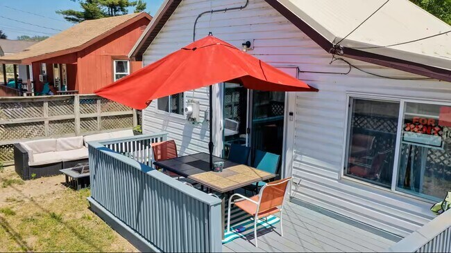 Building Photo - 1006 Newton St