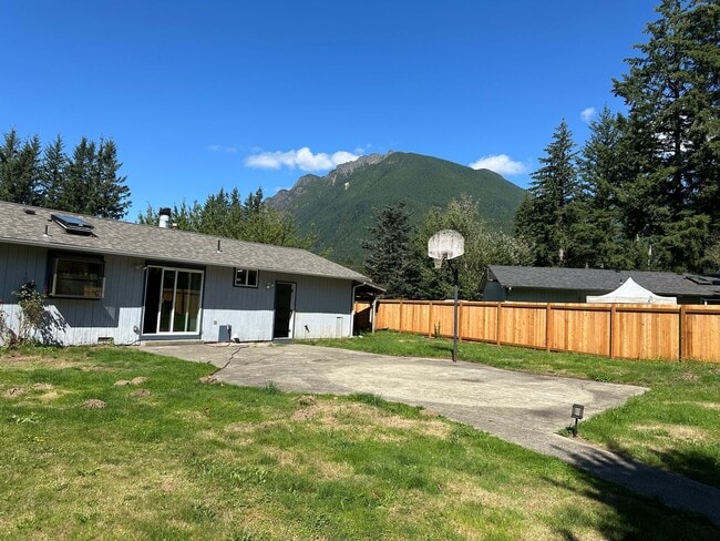 Building Photo - Welcome to this charming 3 bedroom, 2 bathroom home + Office + Large Shed + Mt Si View!