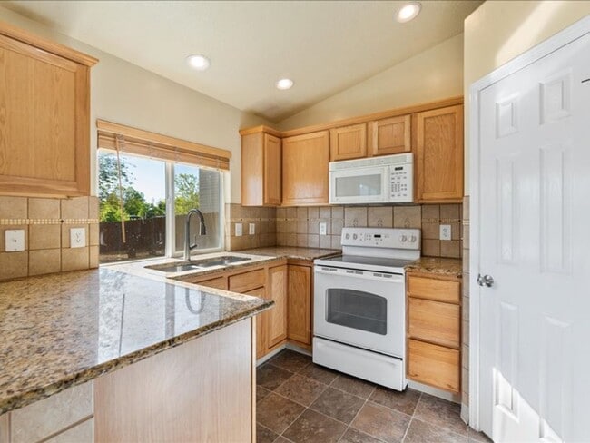 Building Photo - 3 Bedroom 2.5 Bathroom Home in Southwest B...