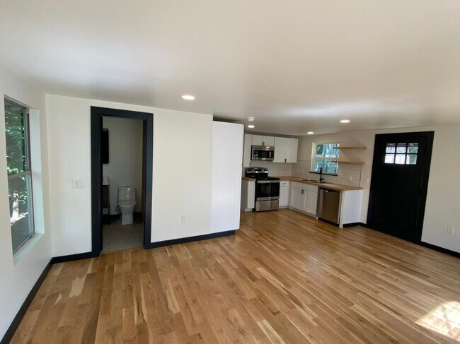 living - 1711 Brentwood St