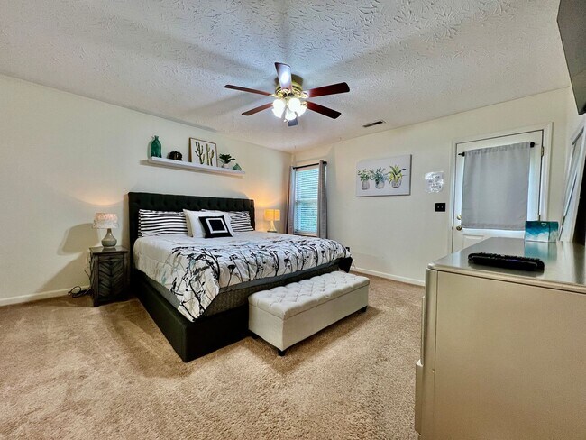 Building Photo - Fully furnished rental home for Corporate housing or insurance stays