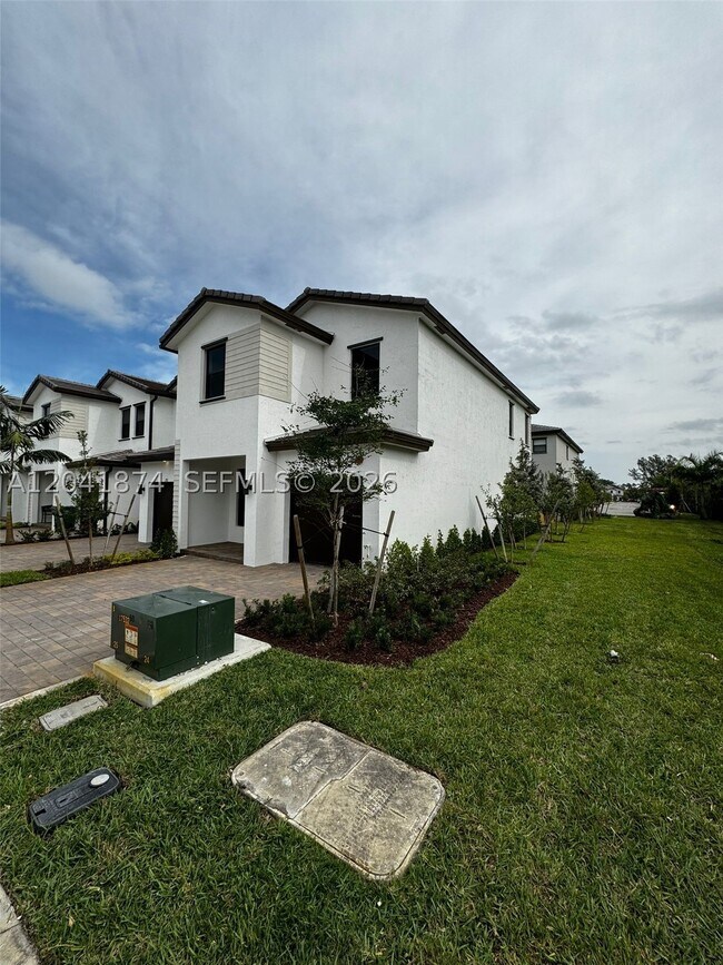Building Photo - 285 SW 159th Dr