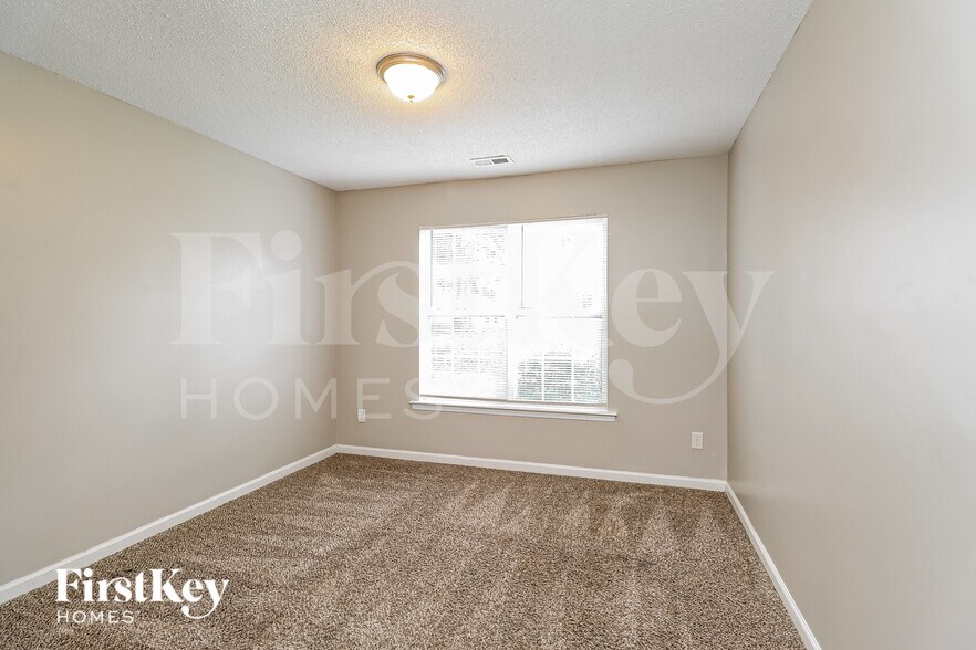 Building Photo - 3235 Leicester Dr