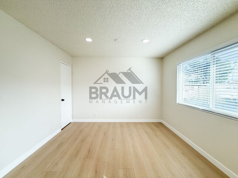 Building Photo - 14801 Delano St