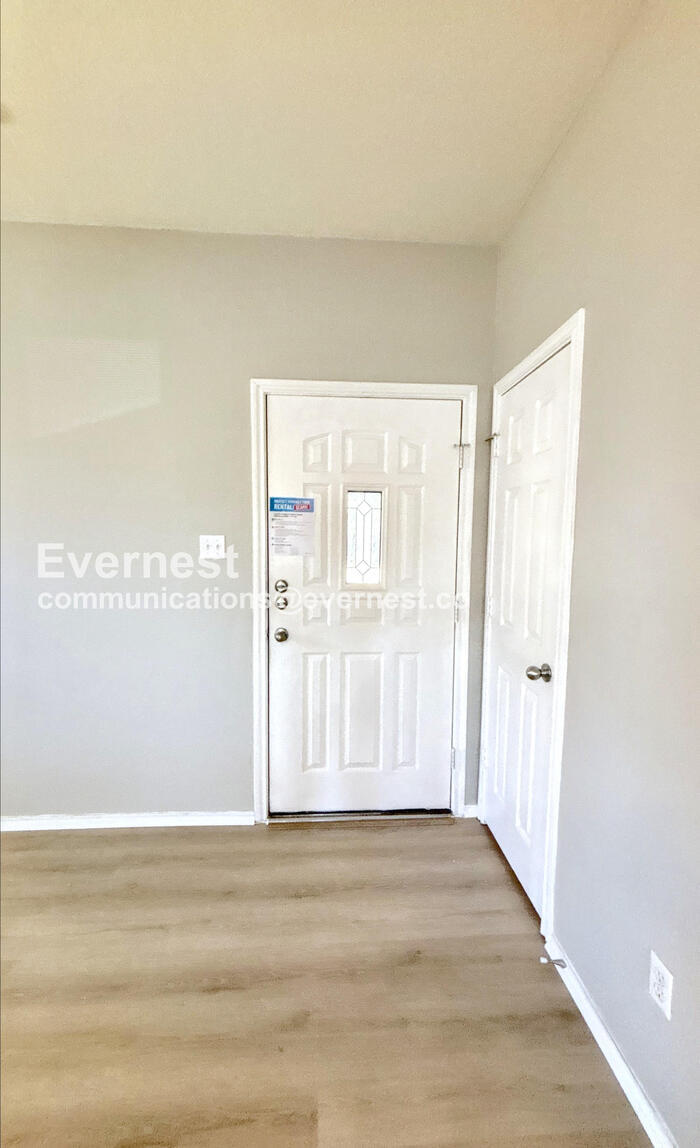 Building Photo - 306 Mossy Rock Dr