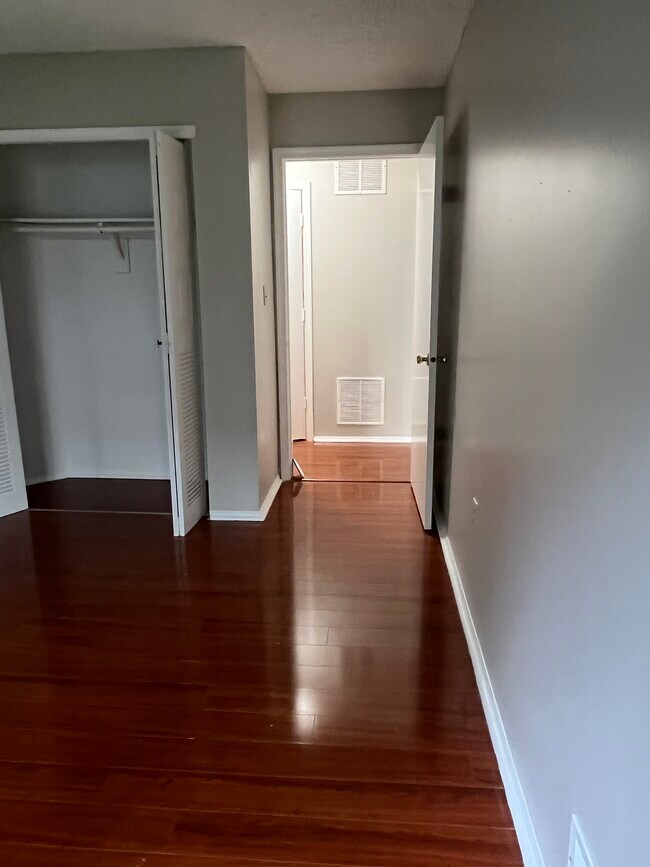 Building Photo - 27 Lindsey Ct