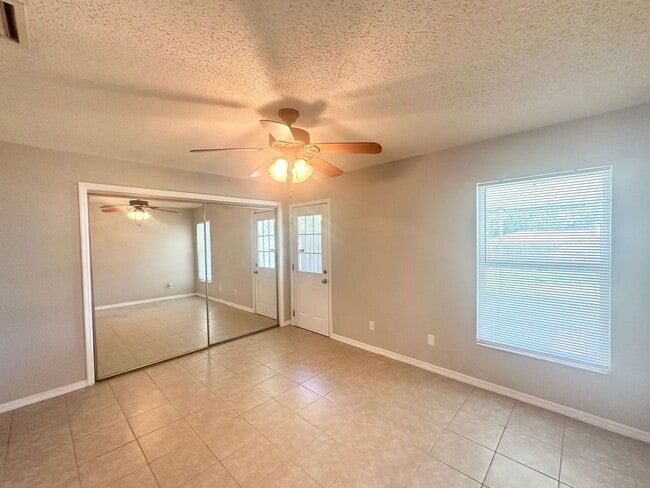 Building Photo - Charming 2-Bedroom Townhome with Bonus Roo...